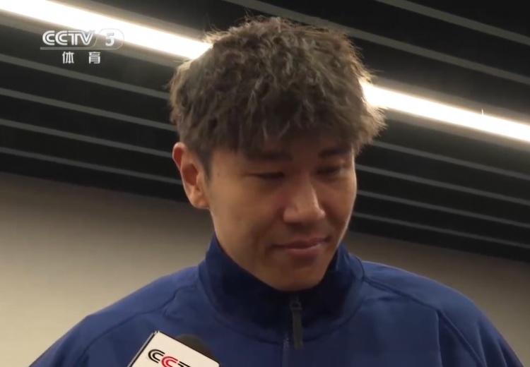  鐵漢柔情！三鎮(zhèn)球員劉奕鳴探望患病小球迷時(shí)哽咽