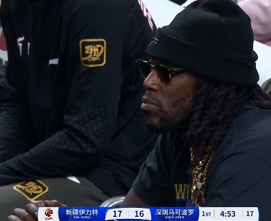  哦呦？你來了！新疆新外援哈雷爾場邊觀戰(zhàn)新疆主場vs深圳的比賽