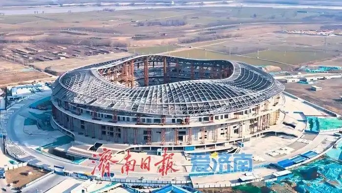  魯媒：戴上1.6萬噸“鋼鐵巨冠”，黃河體育中心球場完成屋蓋施工