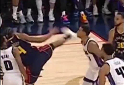  抬腳過高踢到了對手下巴！NBA官方：穆迪這一動作被判1級惡犯