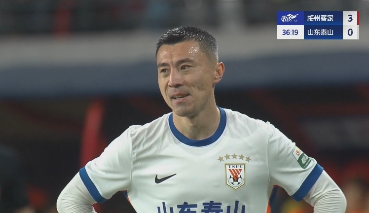  34分鐘0-3落后！36歲鄭錚苦笑36歲大雷沮喪 替補(bǔ)席黃政宇神態(tài)輕松